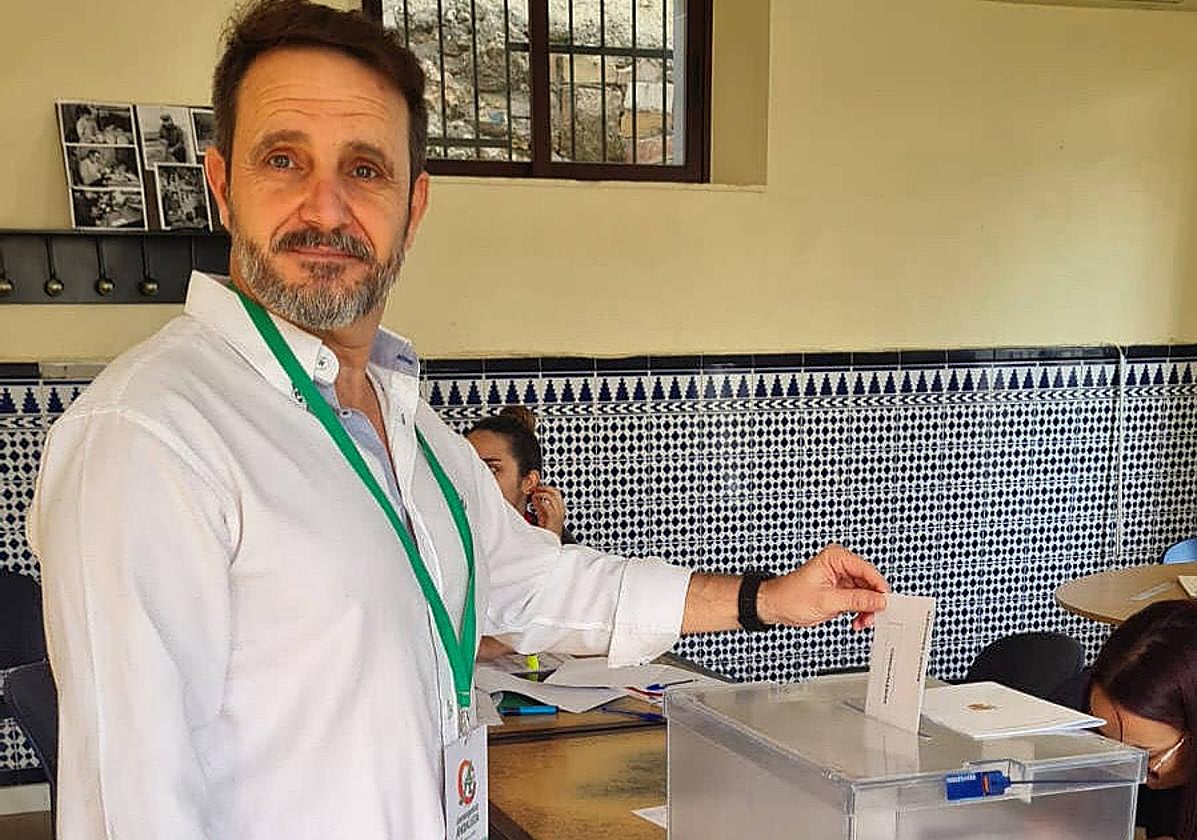 El líder de CA Salobreña deposita su voto en la urna.