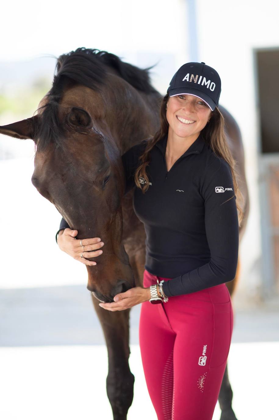 Ana junto a Jimbarán, uno de sus caballos en Centro Hípico Nevada.