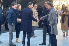 El presidente y el candidato de JM+ (derecha), saludan a Moreno, el pasado enero en Jaén.