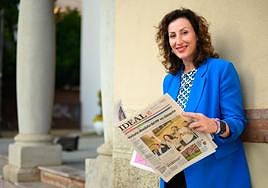 María del Mar Vázquez, alcaldesa electa de Almería, lee el ejemplar de ayer de IDEAL.