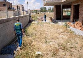 Agentes de la Guardia Civil rastrean las inmediaciones de la casa en la que se produjo el terrible crimen.