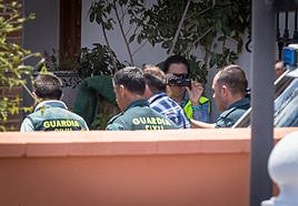 Agentes de la Guardia Civil y el presunto culpable de asesinato durante la reconstruciión de los hechos.