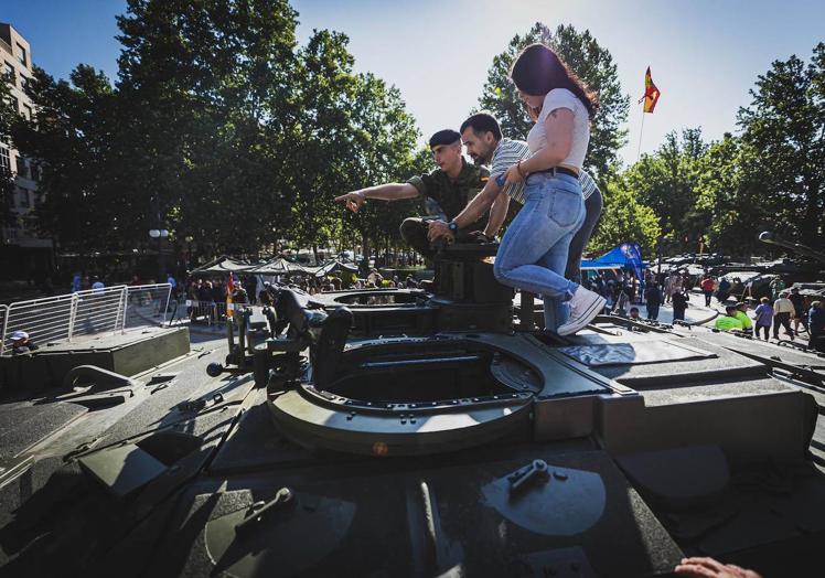 Imagen principal - Juegos de guerra en el Paseo del Salón de Granada