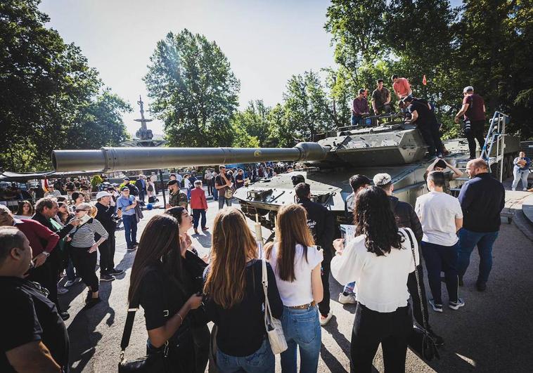 El Paseo del Salón ofrece una exposición de material bélico de las Fuerzas Armadas.