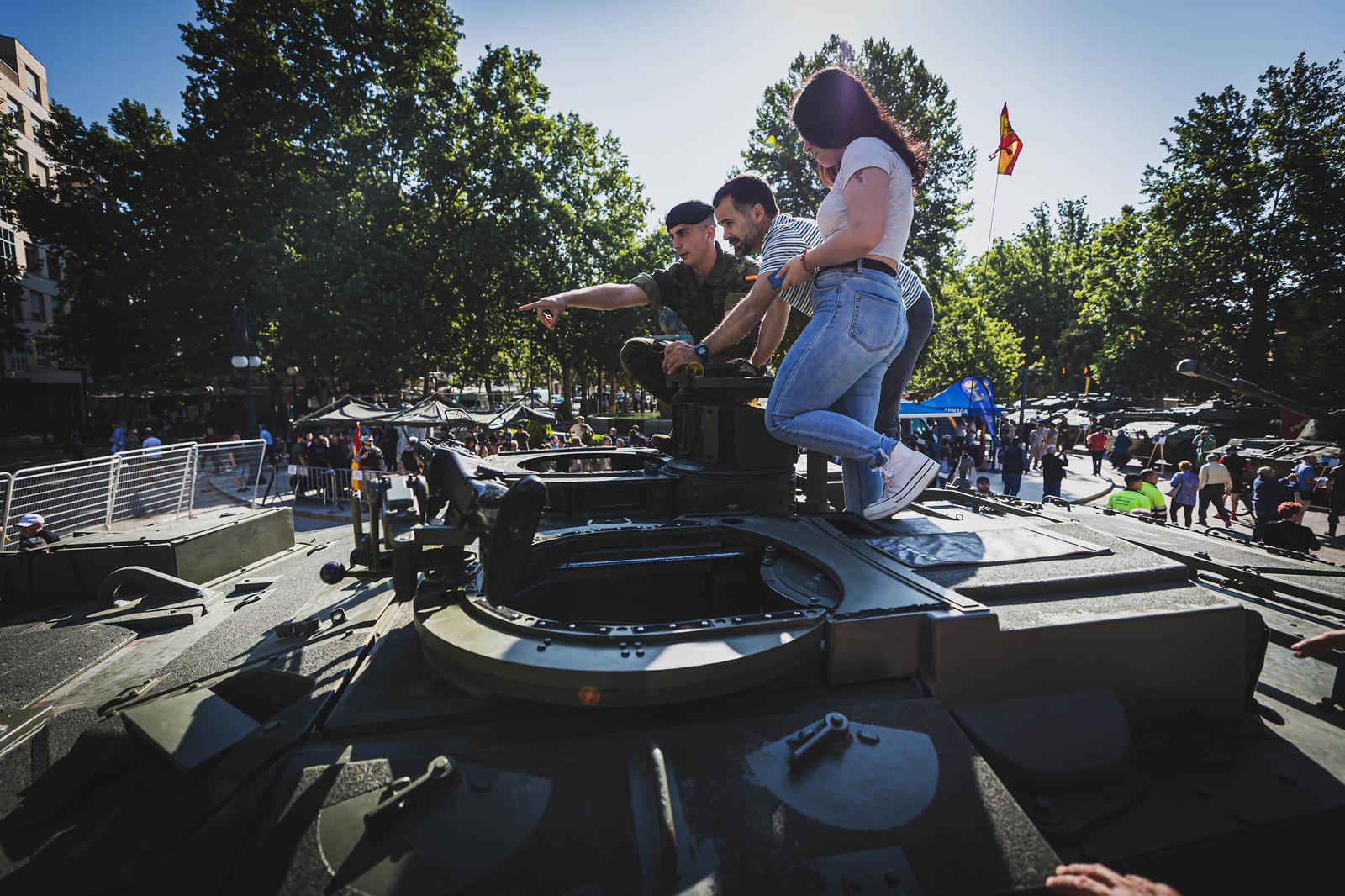 Las imágenes del Paseo del Salón a rebosar por la exhibición del Ejército