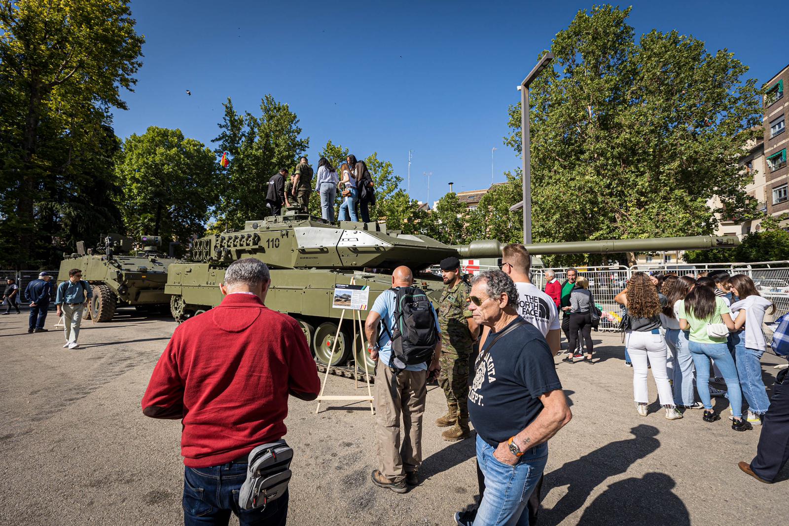 Las imágenes del Paseo del Salón a rebosar por la exhibición del Ejército