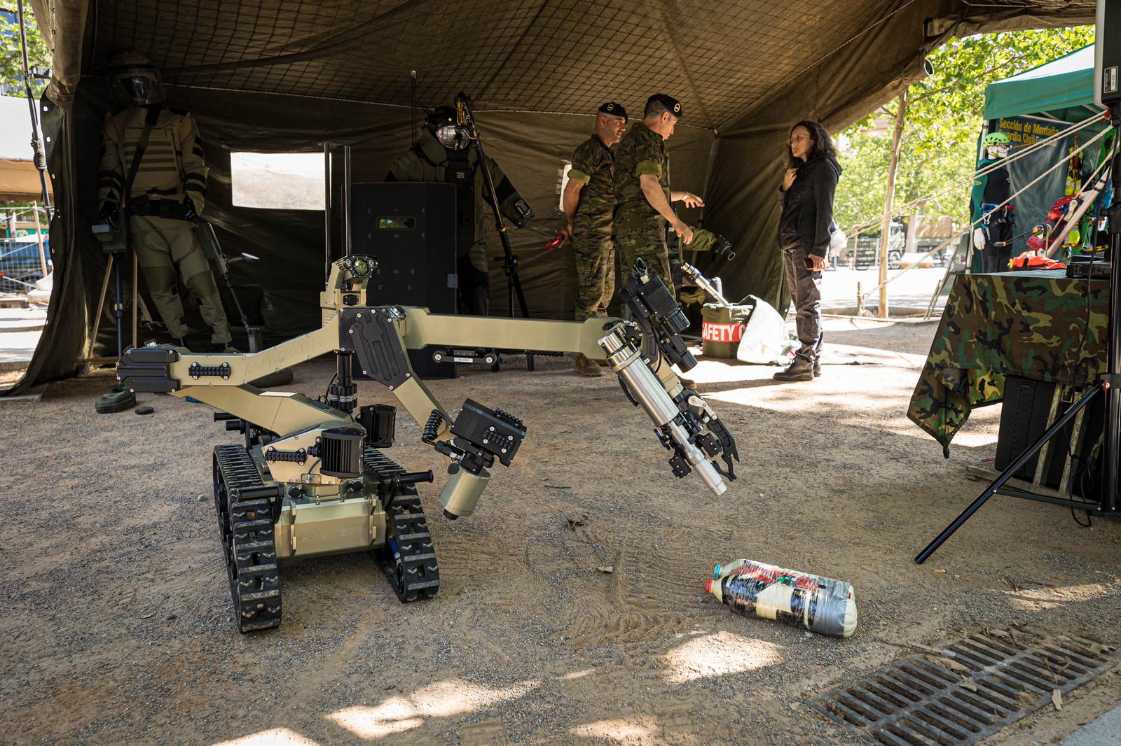 Las imágenes del Paseo del Salón a rebosar por la exhibición del Ejército