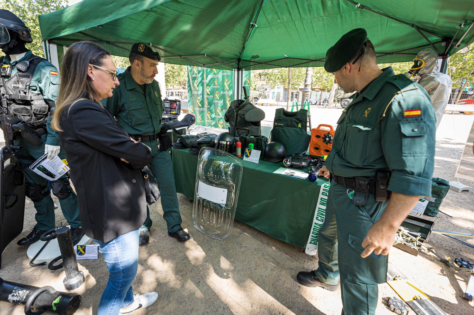 Las imágenes del Paseo del Salón a rebosar por la exhibición del Ejército