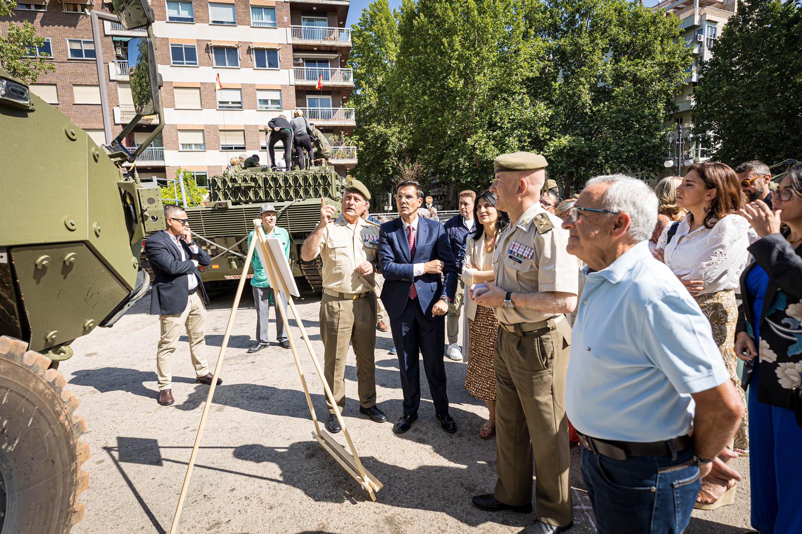 Las imágenes del Paseo del Salón a rebosar por la exhibición del Ejército