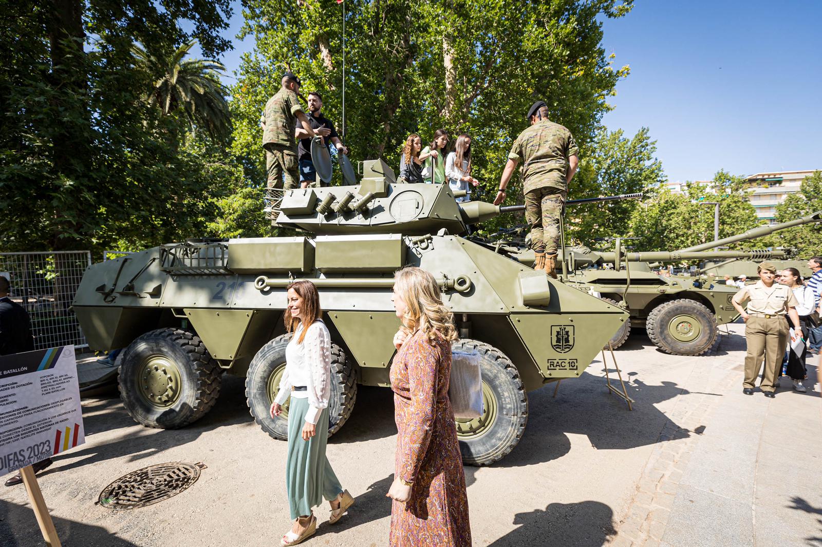 Las imágenes del Paseo del Salón a rebosar por la exhibición del Ejército