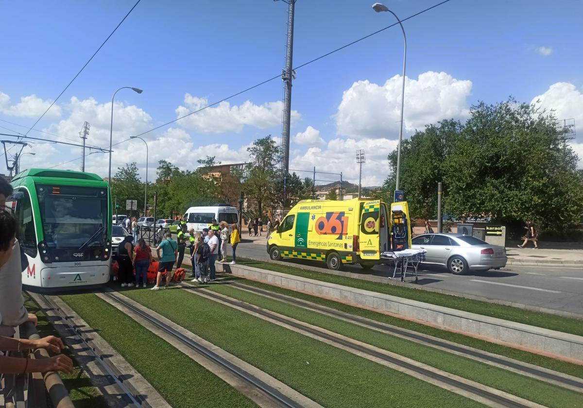 Atropellado un chico de 13 años por el metro de Granada.