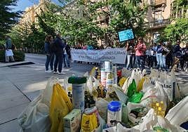Bolsas con los víveres que irán a parar a familias desfavorecidas donadas por los manifestantes en un nuevo acto reivindicativo.