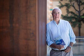 Antonio Higueras posa junto a su libro.