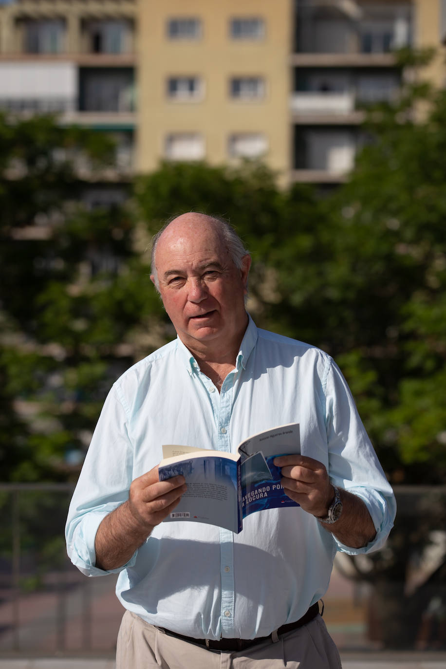 Higueras con su libro.