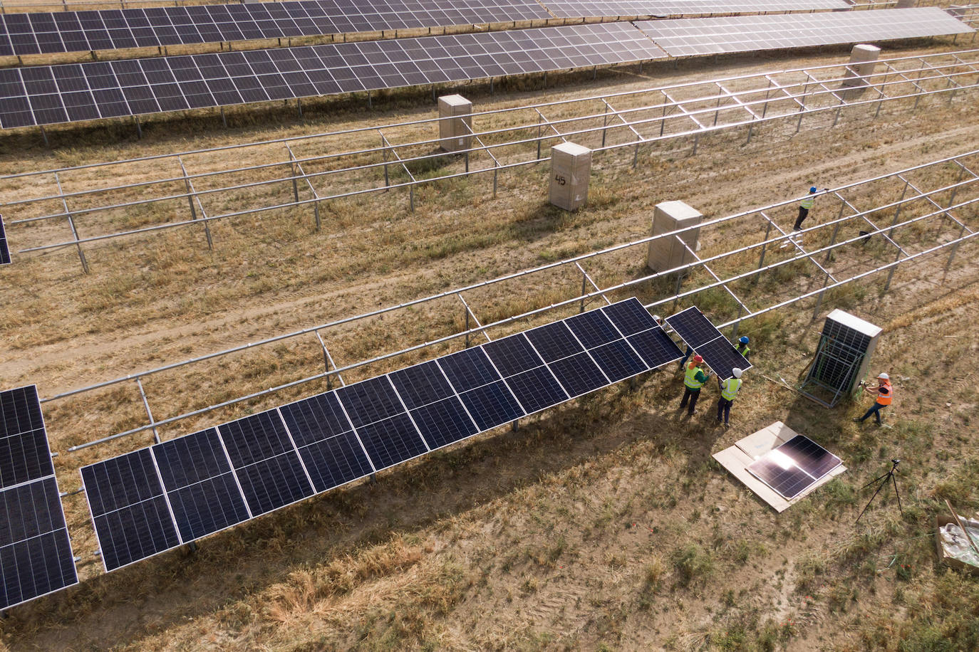 Imagen secundaria 2 - Arriba un parque agrovoltaico, con cultivos de cereal entre las placas. Abajo, las obras de instalación de las placas en los terrenos de Alhendín. 