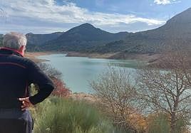 Aspecto actual del agua embalsada en el pantano de El Quiebrajano.