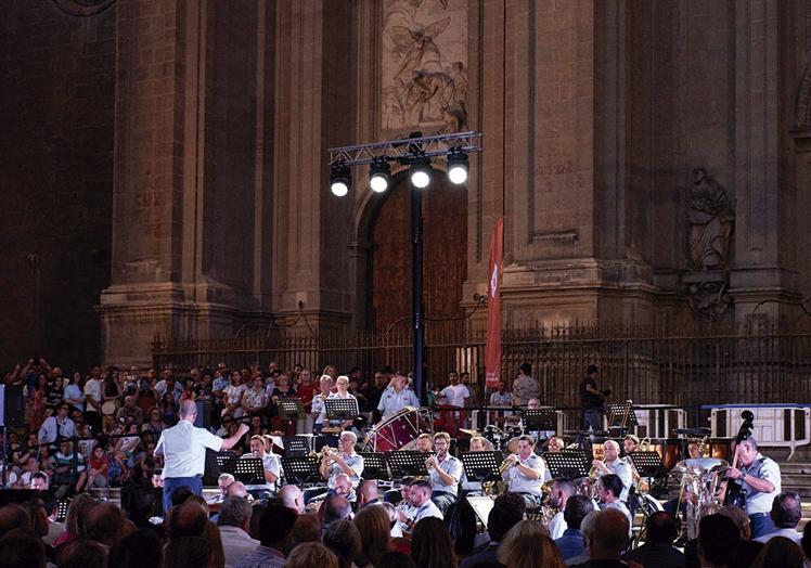 Concierto en la Plaza de las Pasiegasde la Unidad de Música de Tablada con motivo del centenario de la Base Aérea de Armilla.