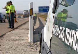 Investigan la muerte de una mujer al volcar su furgoneta en La Carolina