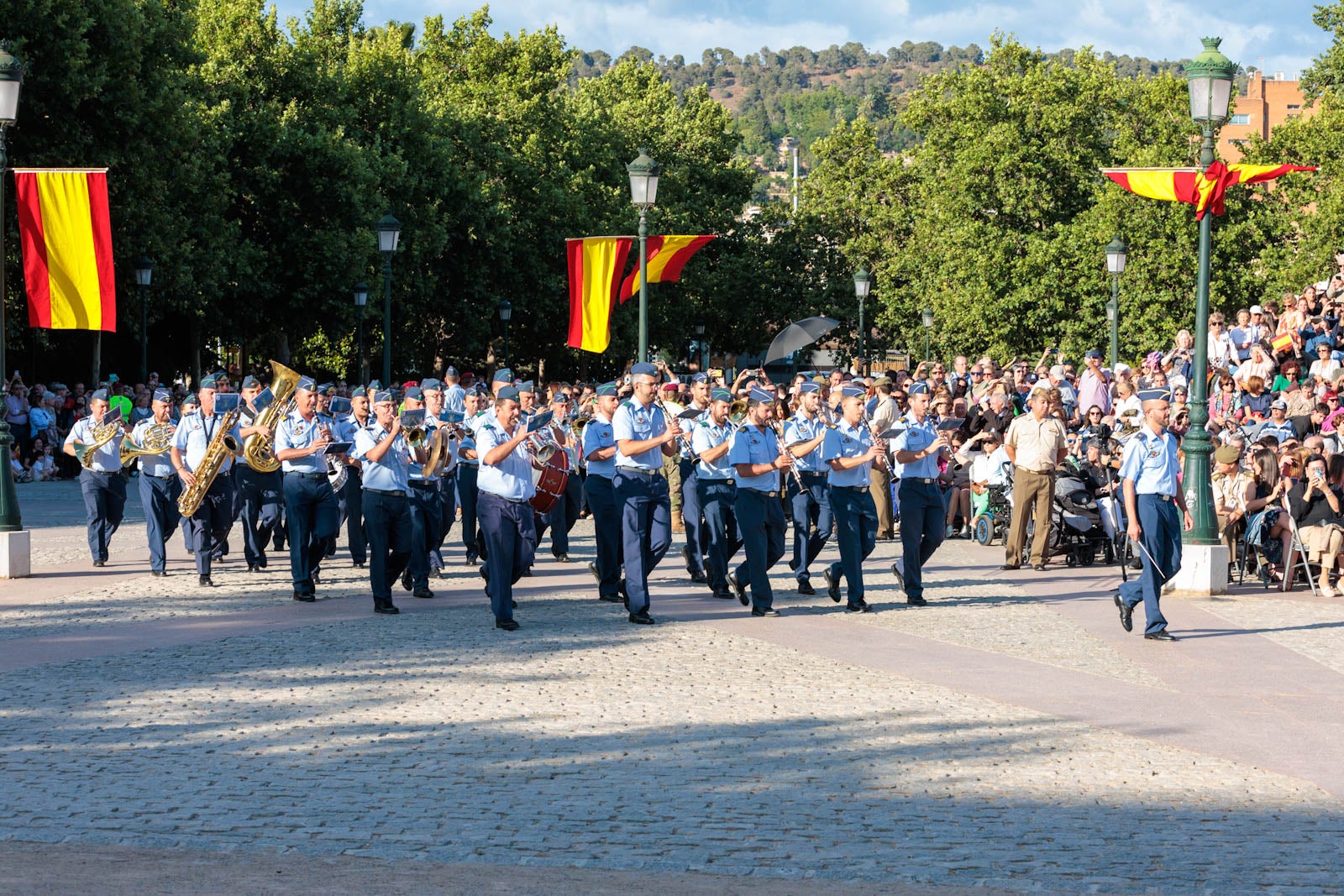 Las bandas de música marcan el paso del Día de las Fuerzas Armadas en Granada