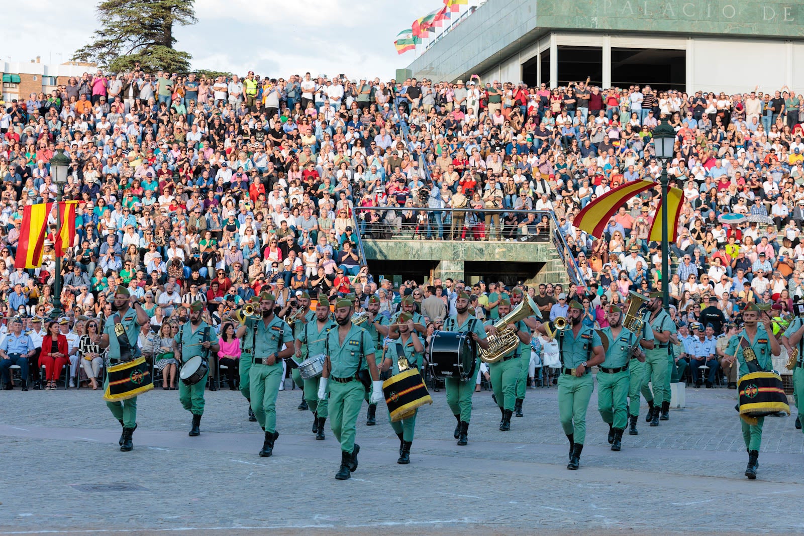 Las bandas de música marcan el paso del Día de las Fuerzas Armadas en Granada