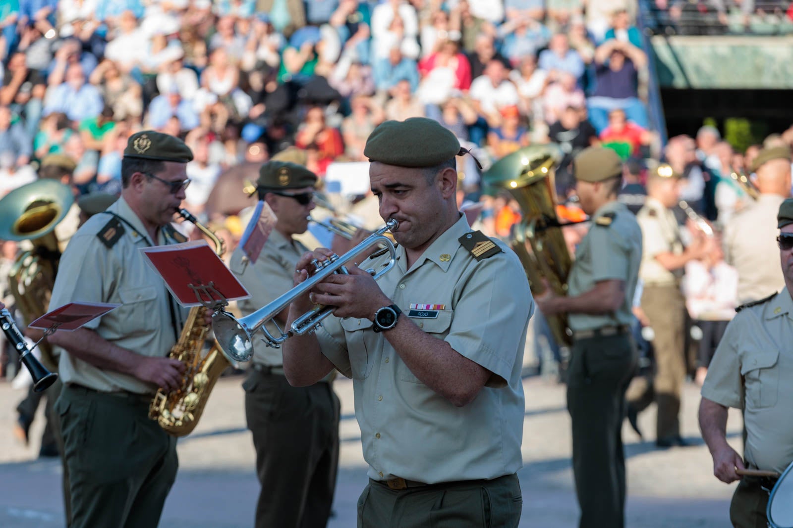 Las bandas de música marcan el paso del Día de las Fuerzas Armadas en Granada