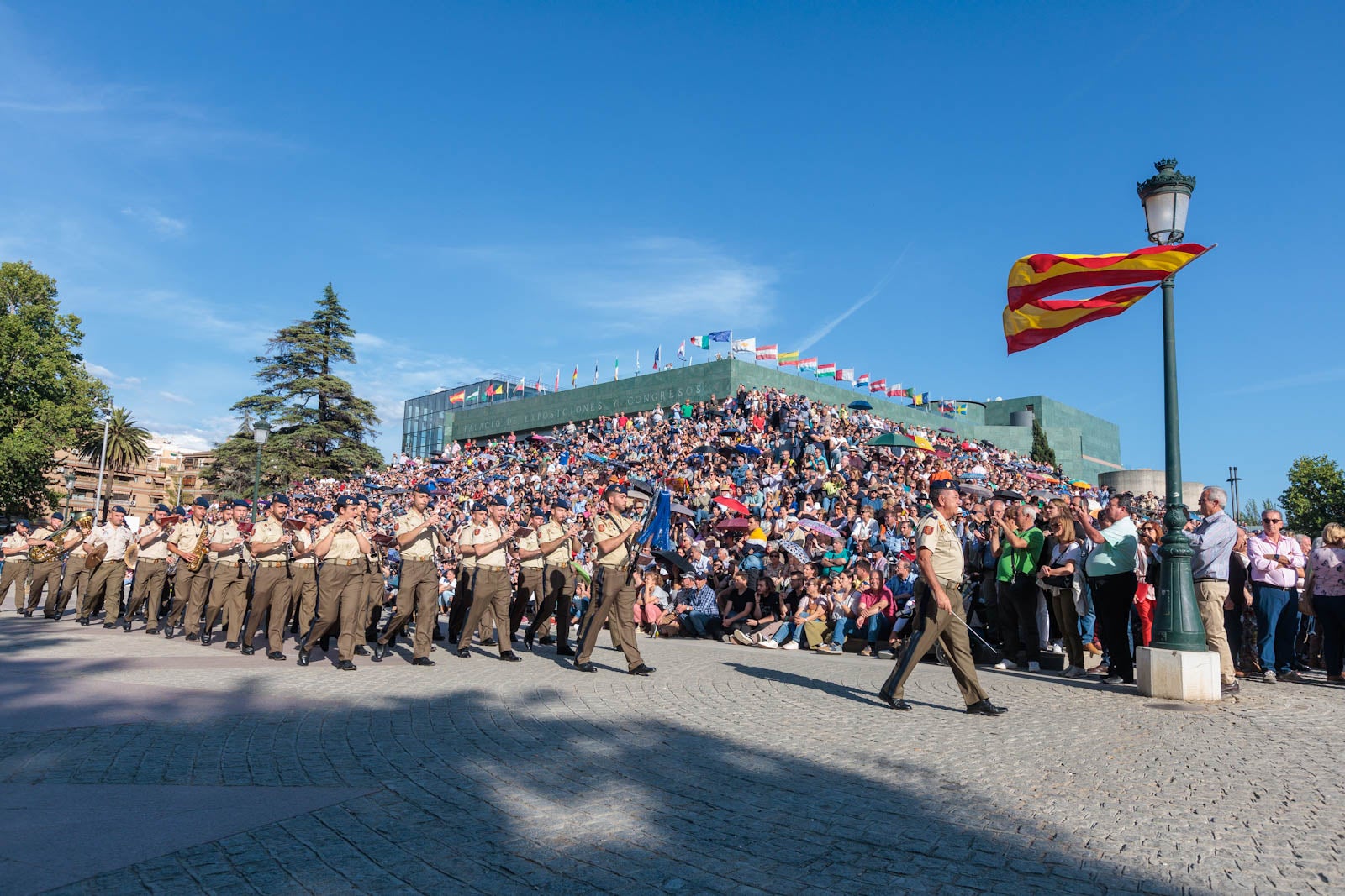 Las bandas de música marcan el paso del Día de las Fuerzas Armadas en Granada