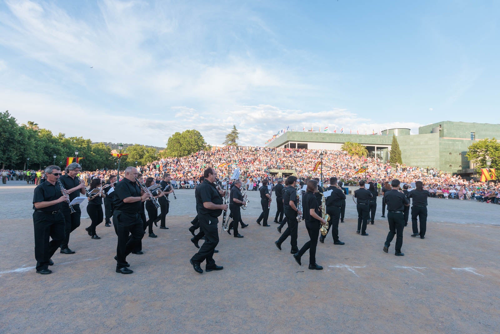 Las bandas de música marcan el paso del Día de las Fuerzas Armadas en Granada