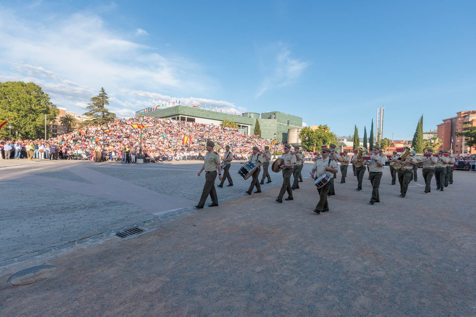 Las bandas de música marcan el paso del Día de las Fuerzas Armadas en Granada