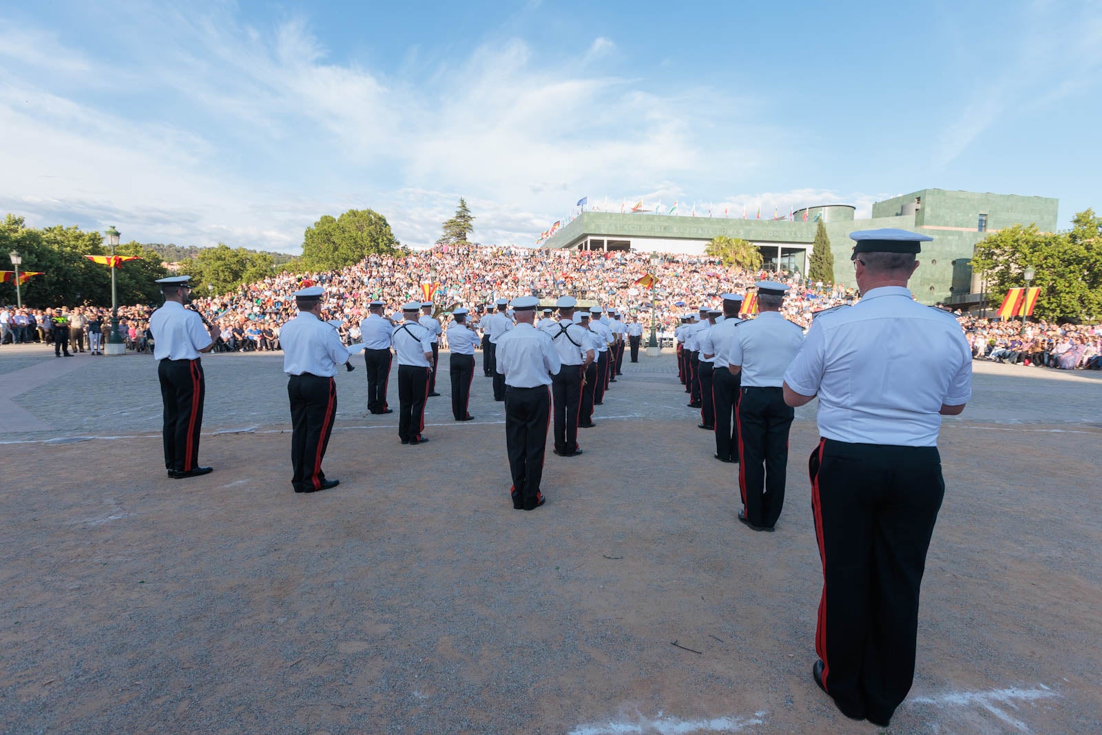 Las bandas de música marcan el paso del Día de las Fuerzas Armadas en Granada