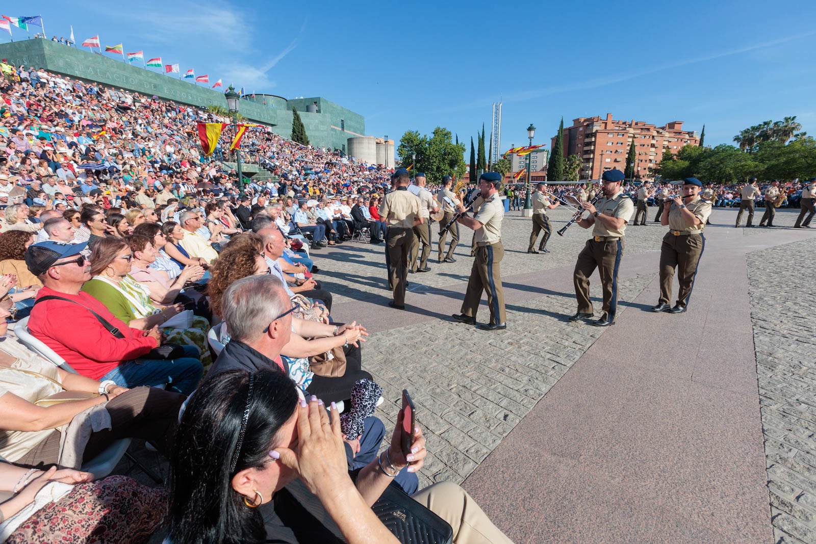 Las bandas de música marcan el paso del Día de las Fuerzas Armadas en Granada