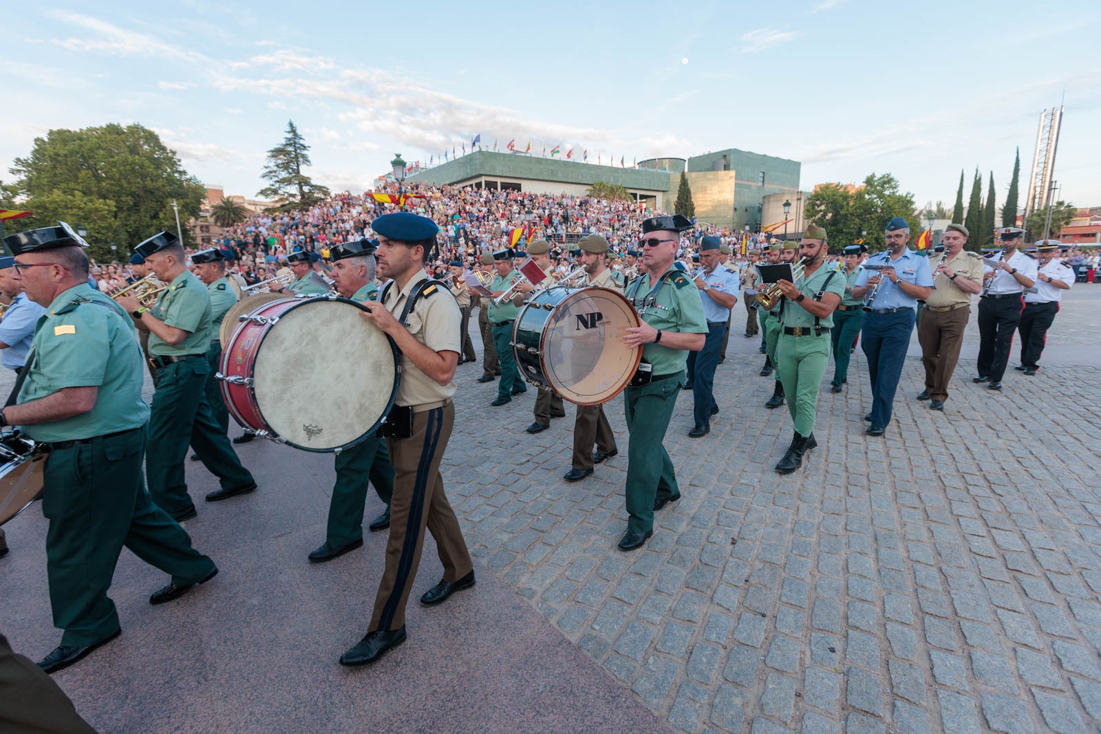 Las bandas de música marcan el paso del Día de las Fuerzas Armadas en Granada