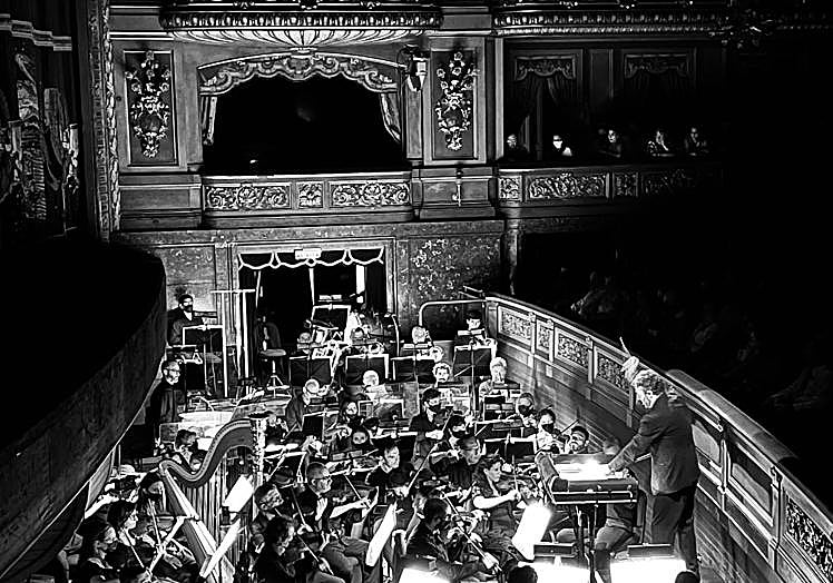 Coves, en el foso del Teatro Colón de Buenos Aires.