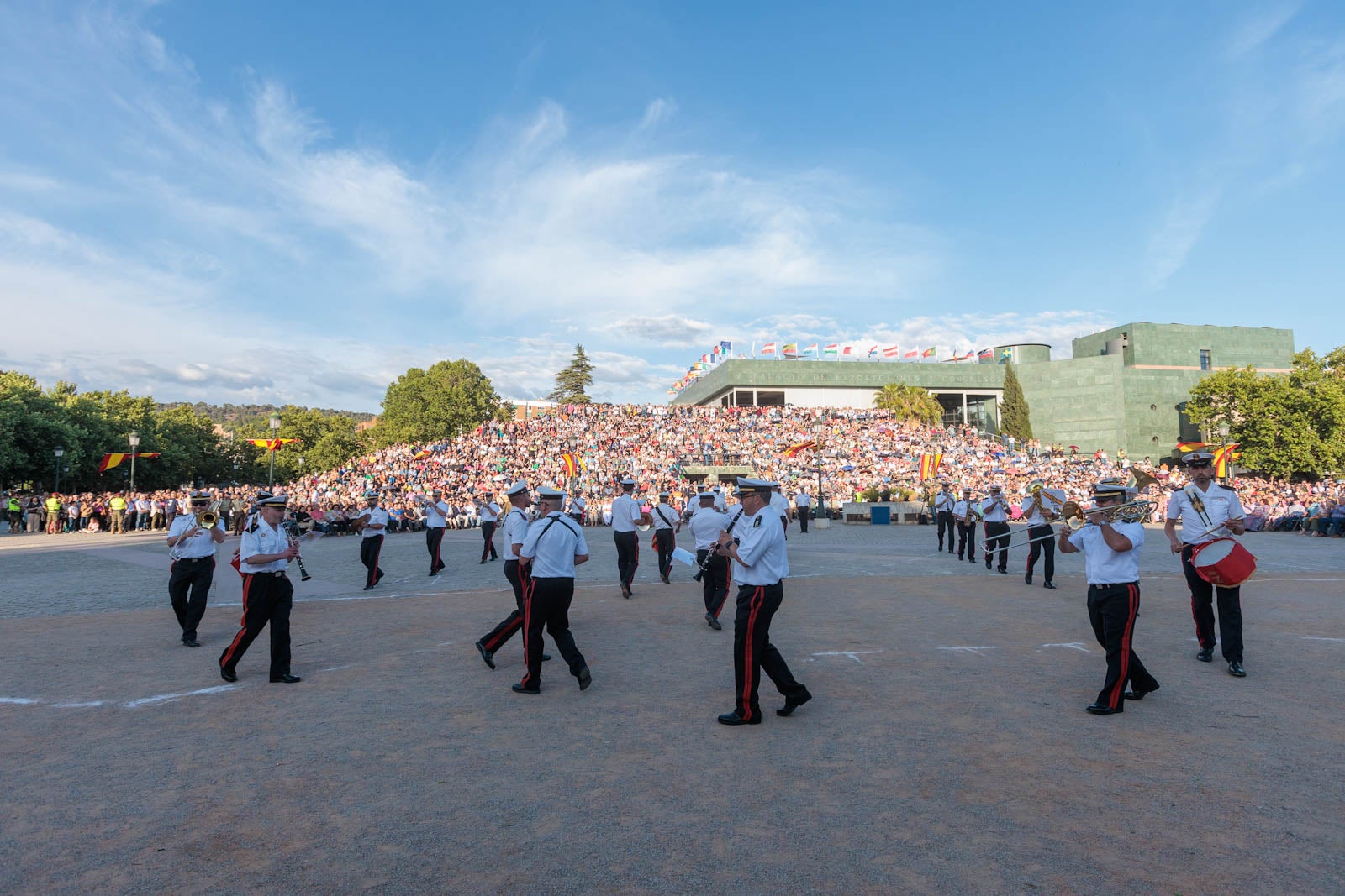 Las bandas de música marcan el paso del Día de las Fuerzas Armadas en Granada