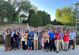 Nicolás Ruiz acompañado por parte de su actual equipo.