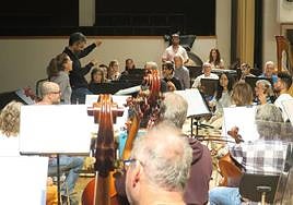 Manuel Coves, ayer durante el ensayo de 'El sombrero de tres picos' con la OCG, y la cantante Gema Caballero a su derecha.