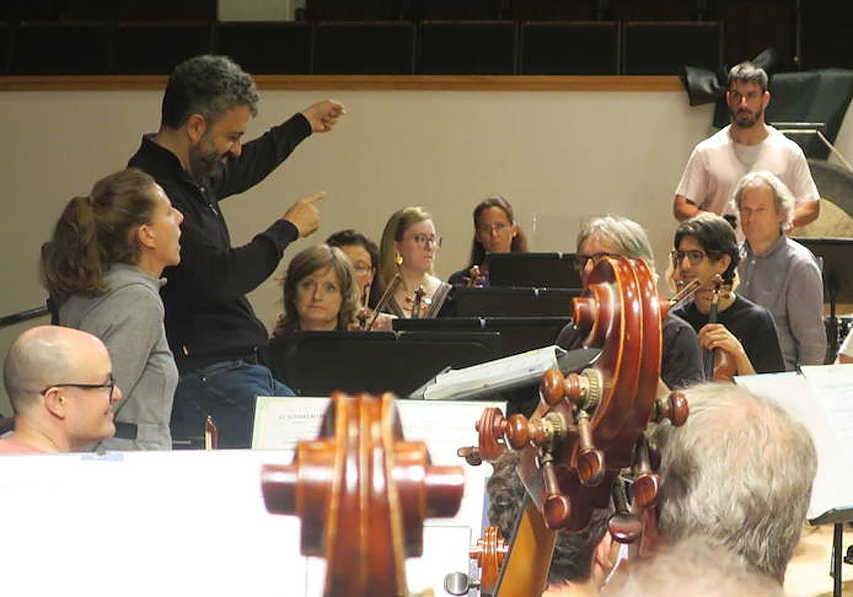 Manuel Coves, ayer durante el ensayo de 'El sombrero de tres picos' con la OCG, y la cantante Gema Caballero a su derecha.
