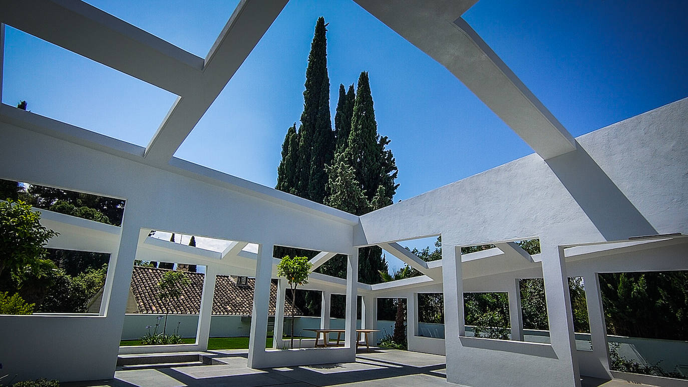 Imagen - La construcción integra en el paisaje elementos de viviendas adeladañas como esta cipreses.