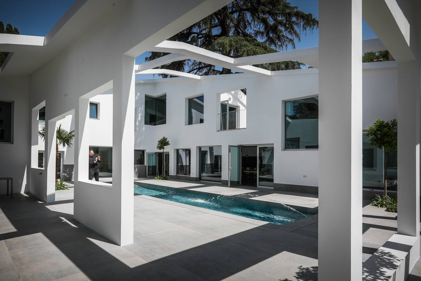 La piscina, en el centro del patio, es un generador de frescor para toda la casa.