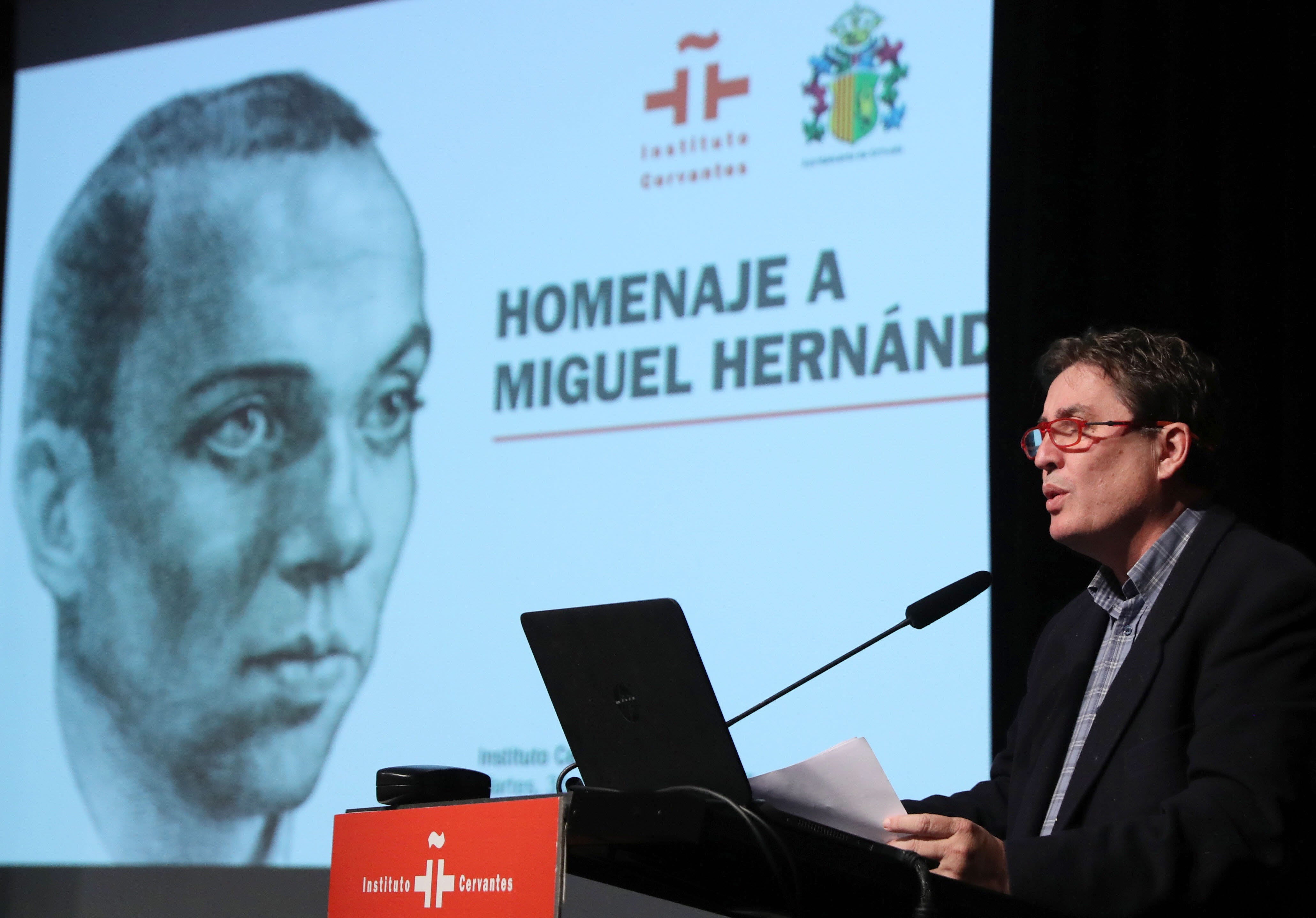 Imagen de Miguel Hernández en un acto del Instituto Cervantes.