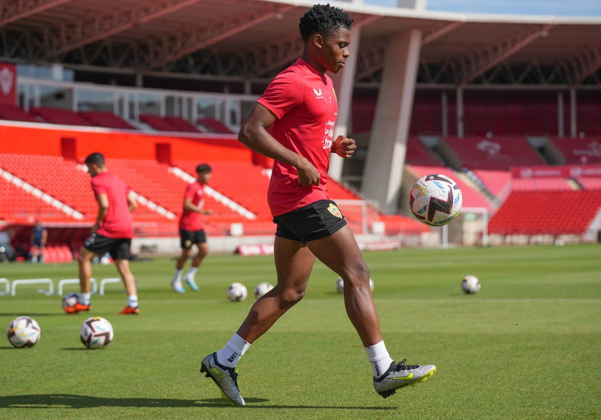 Largie Ramazani realiza un control en el entrenamiento de este jueves.