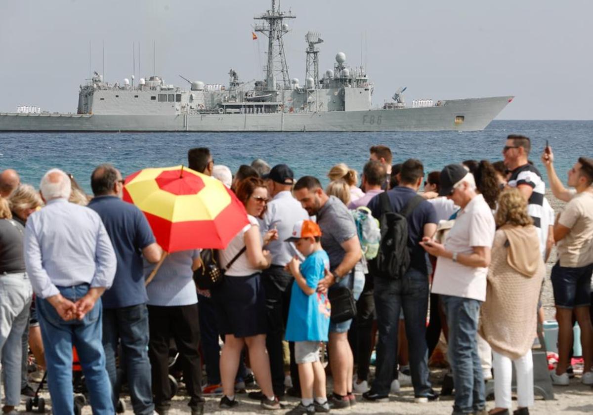 Las imágenes de la expectación en Motril por la exhibición de la Armada