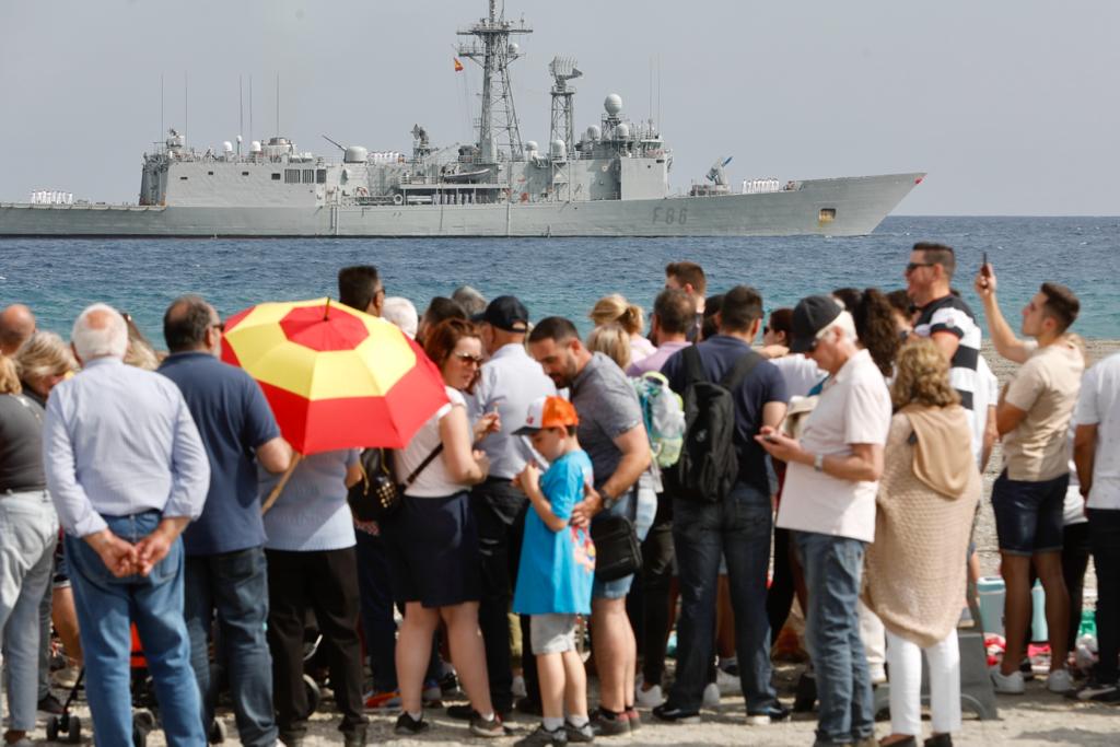 Las imágenes de la expectación en Motril por la exhibición de la Armada