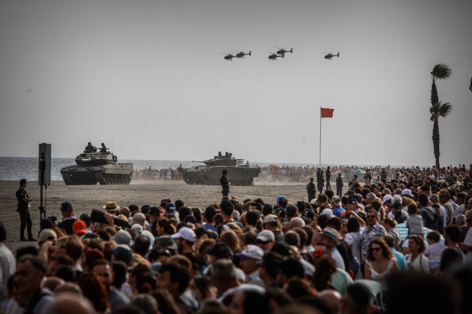 Las imágenes de la expectación en Motril por la exhibición de la Armada