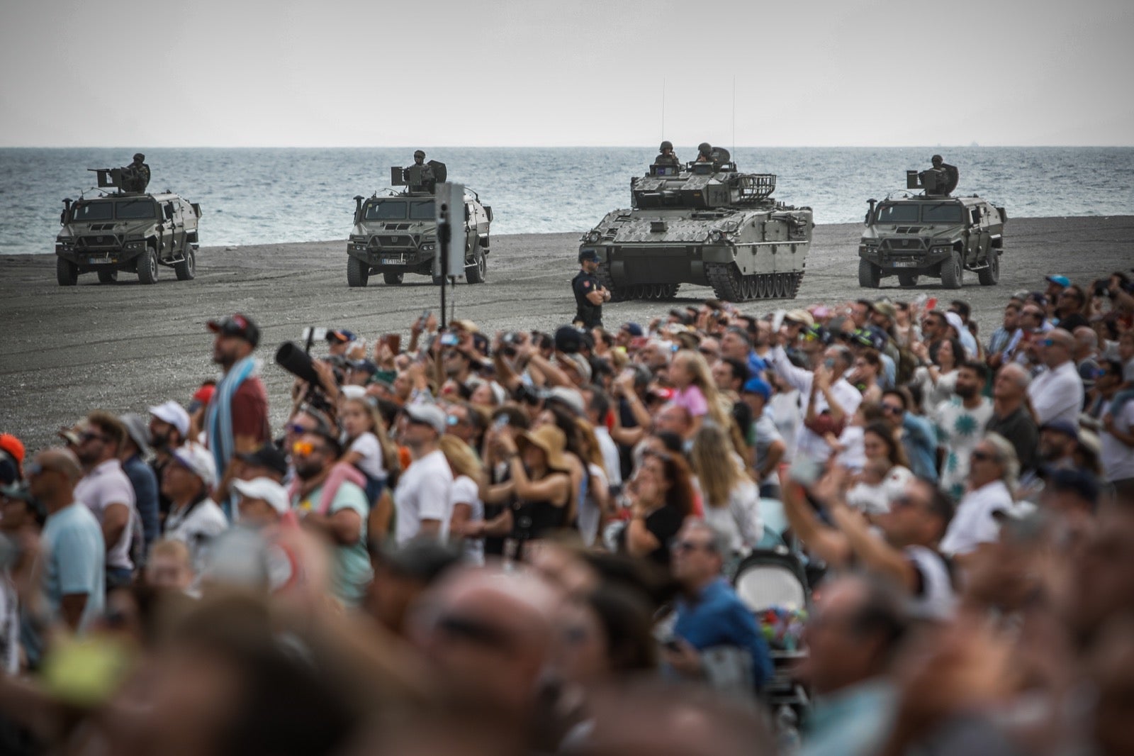 Las imágenes de la expectación en Motril por la exhibición de la Armada