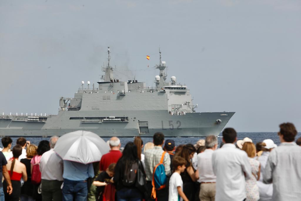 Las imágenes de la expectación en Motril por la exhibición de la Armada