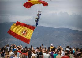 Las playas motrileñas se llenaron de gente para disfrutar del desfile naval.