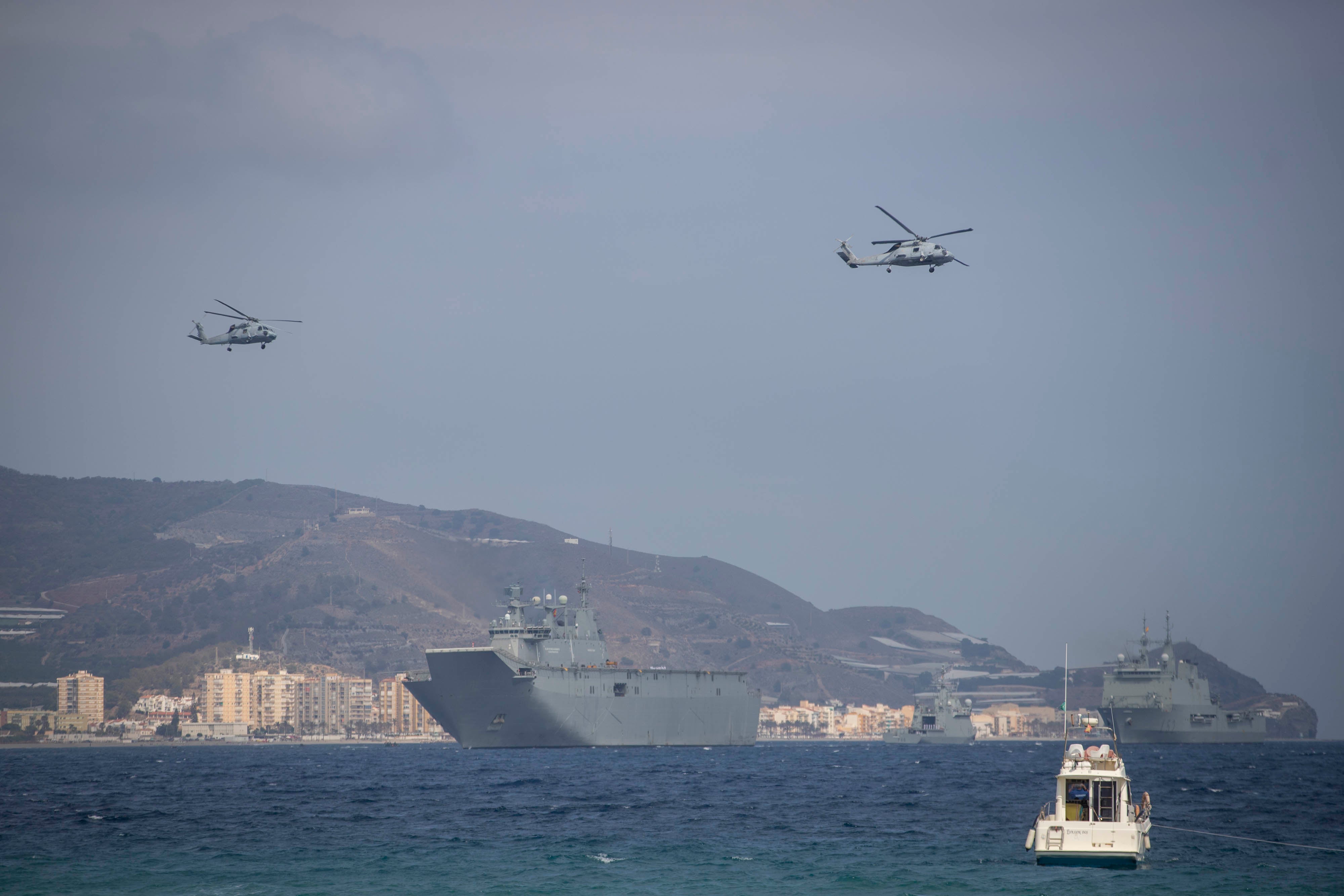 Las imágenes de la expectación en Motril por la exhibición de la Armada