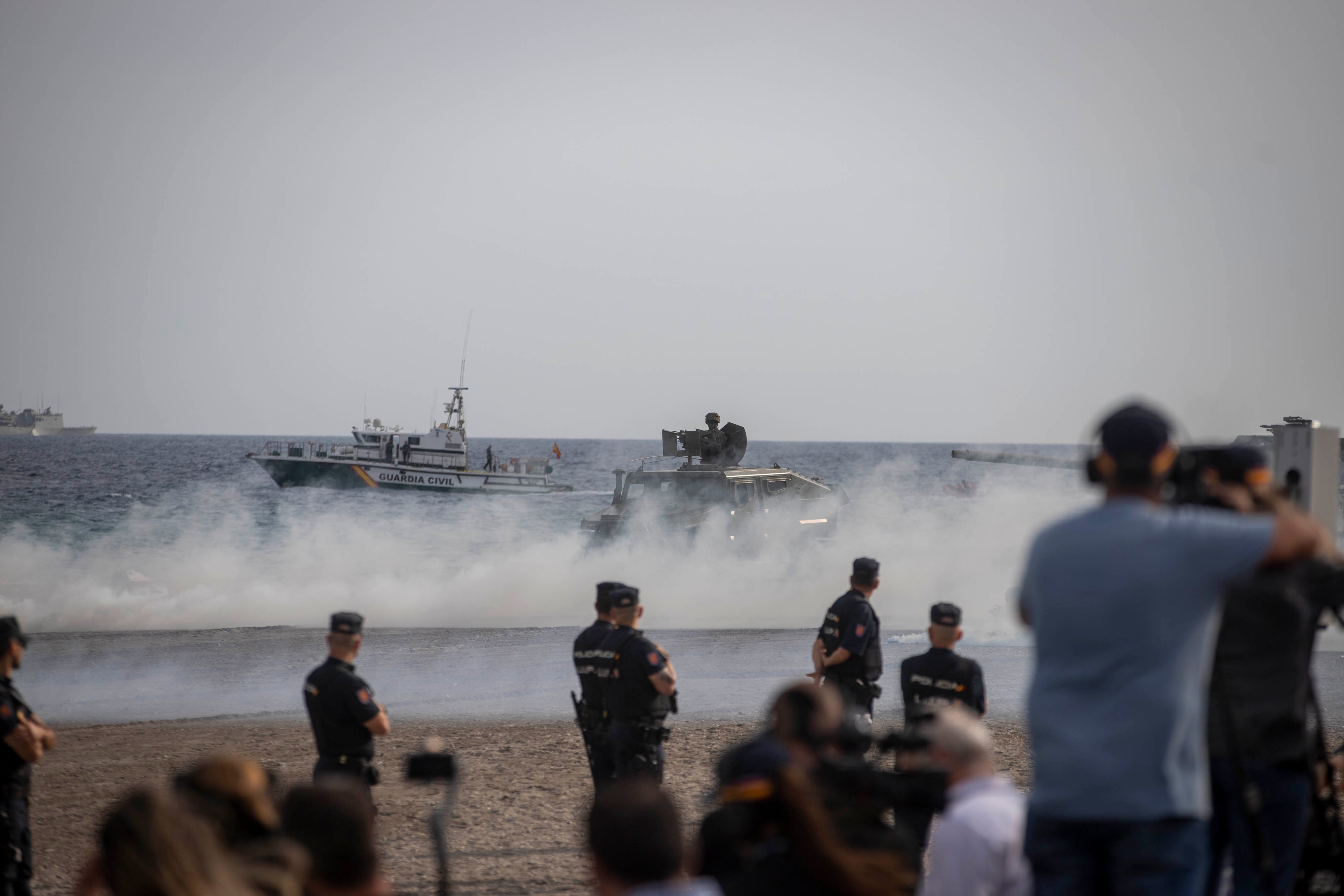 Las imágenes de la expectación en Motril por la exhibición de la Armada