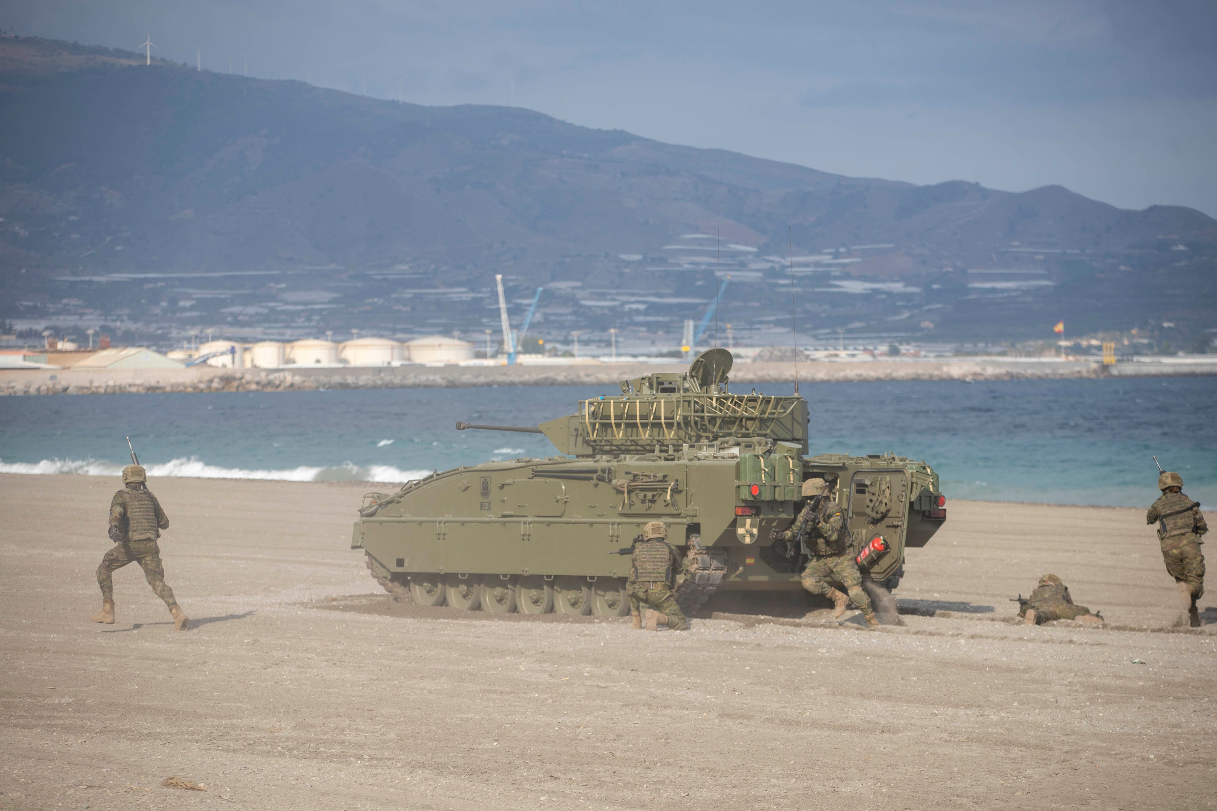 Las imágenes de la expectación en Motril por la exhibición de la Armada