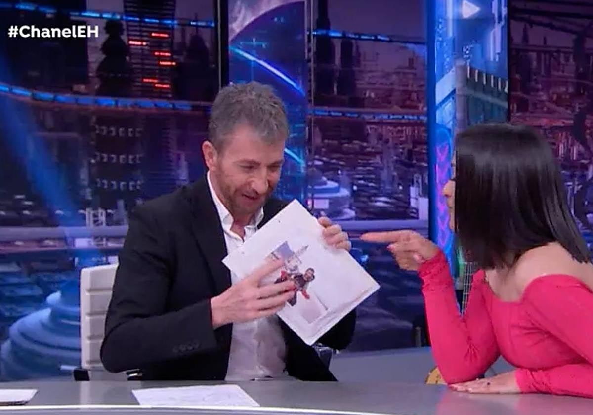 Chanel entrega un obsequio a Pablo Motos de Cabo de Gata.